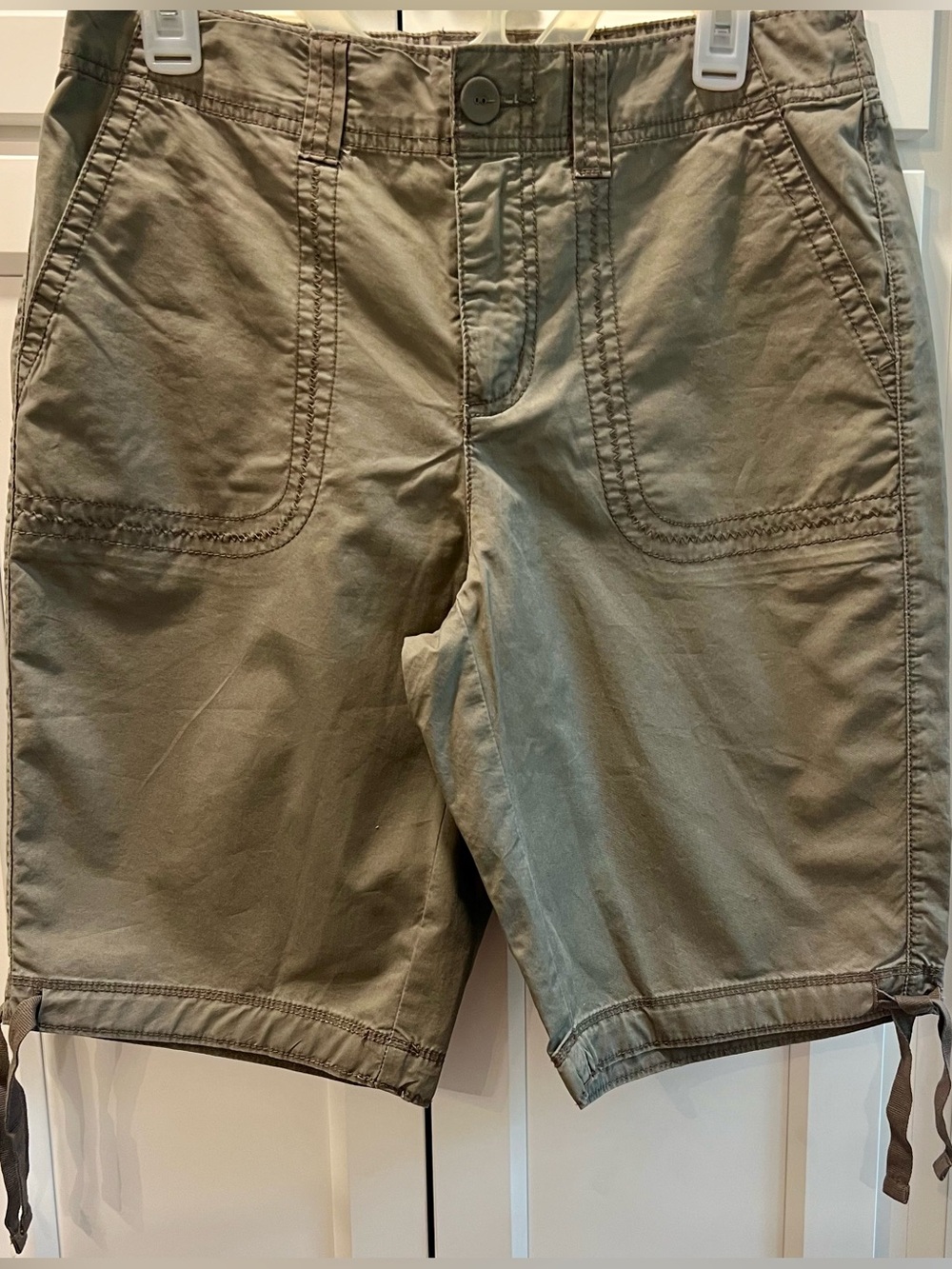 Women’s St. John’s Bay Khaki Green Casual Utility Shorts.  Size 8. B6
